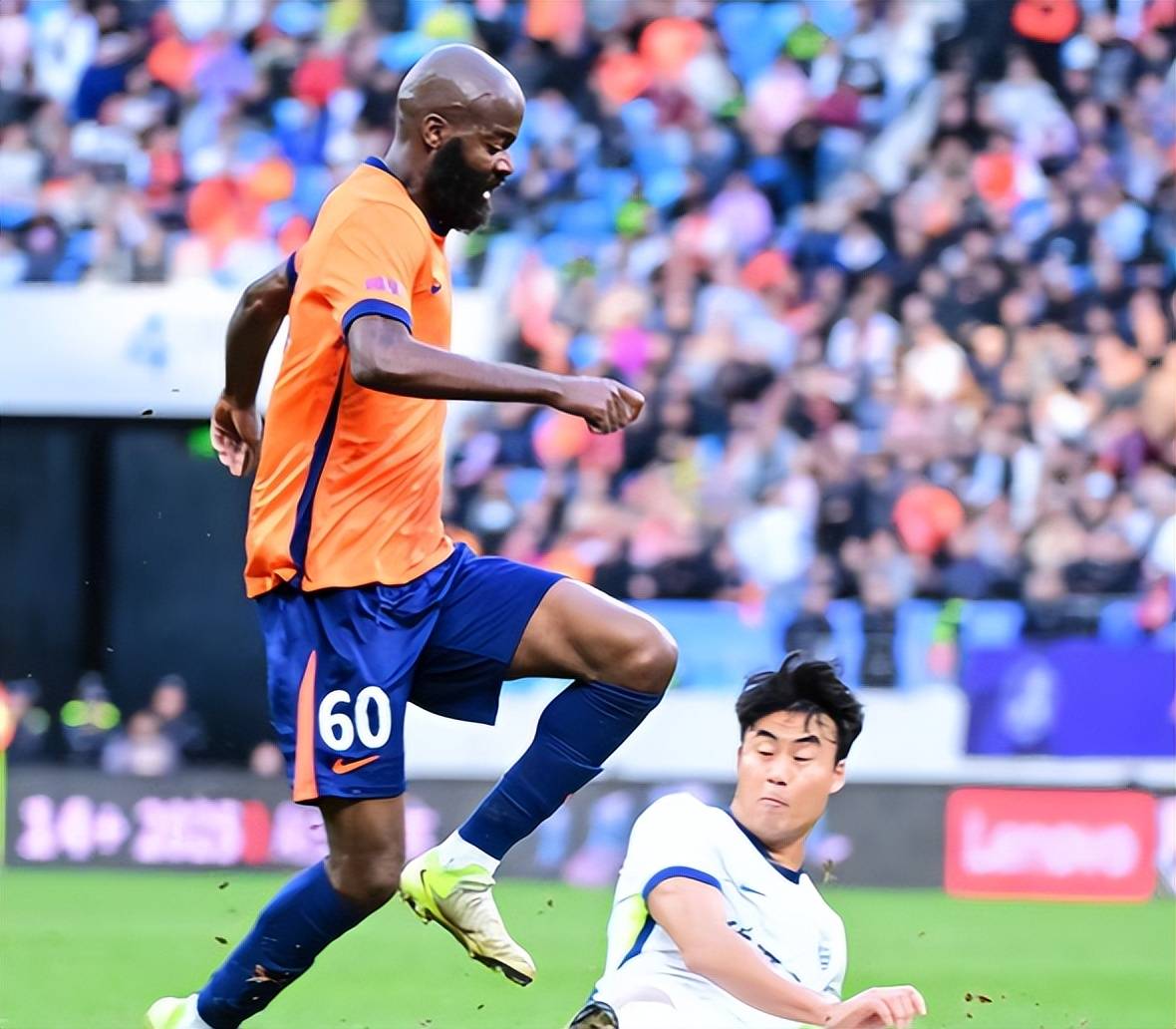 赛地聚焦——中超冲刺阶段热度飙升；多特蒙德篮板制胜；气氛紧张；训练强度明显提升